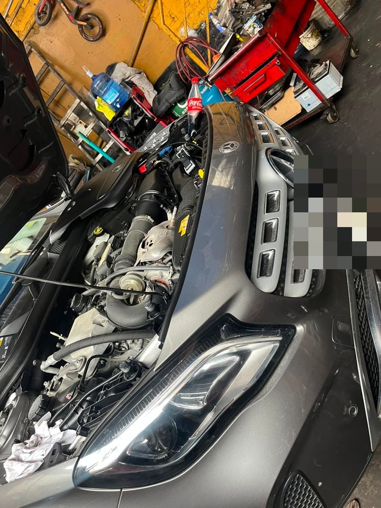 Mercedes-Benz GLA en el taller con el capó abierto, motor a la vista
