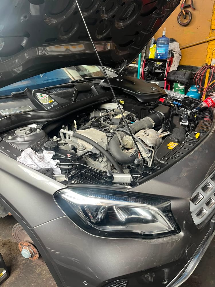Vista frontal del Mercedes-Benz GLA con el capó levantado y el motor expuesto